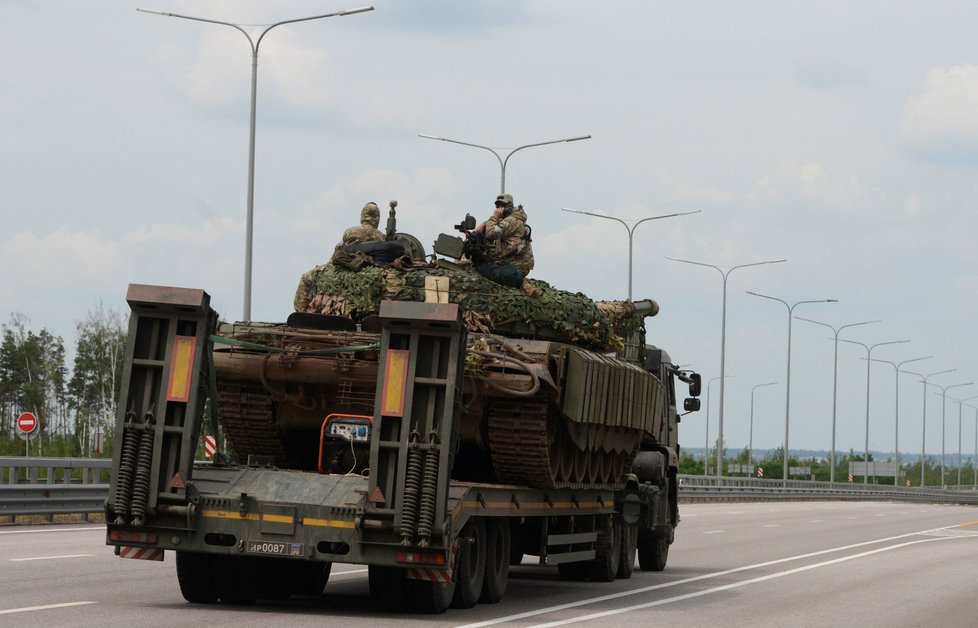 Wagnerovci míjí ukazatel na město Voroněž (24. 6. 2023)