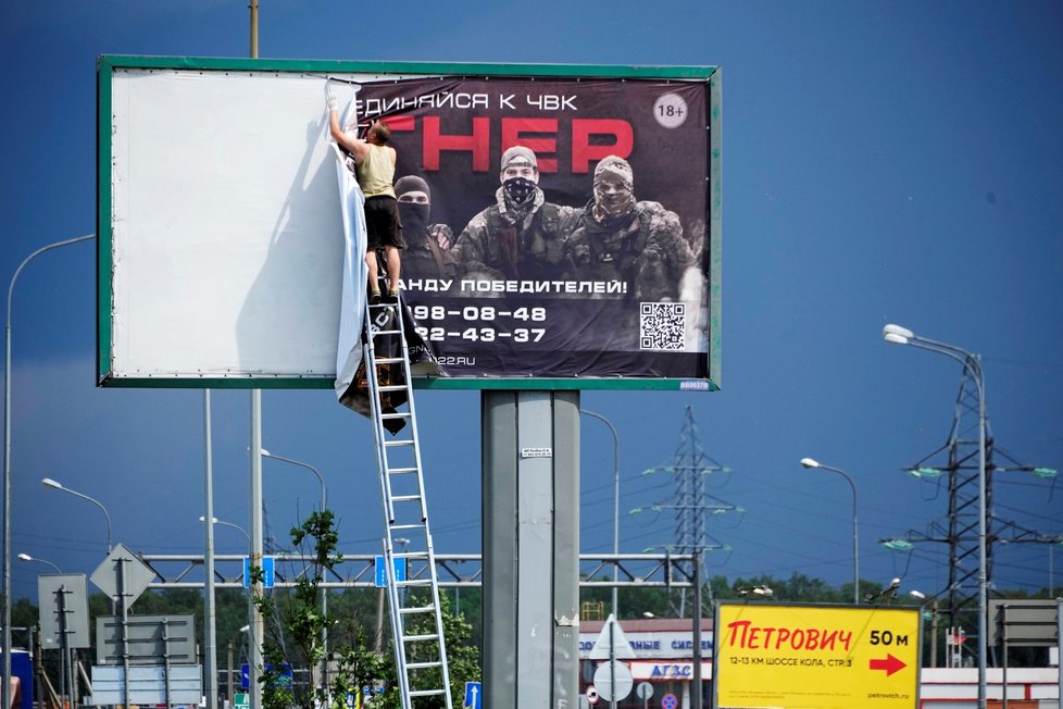 V Rusku se odstraňují náborové plakáty Wagnerovců (24. 6. 2023)