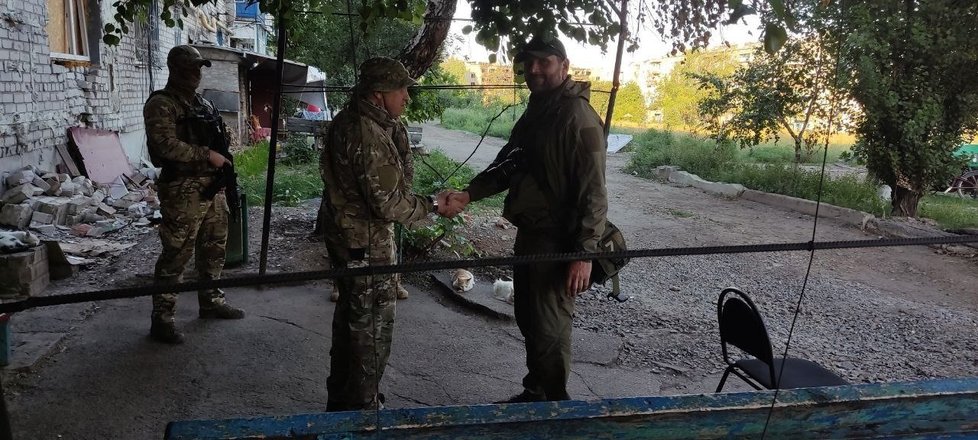 Vojenský korespondent Sergej Sreda se údajně fotil s Prigožinem u základny v Popasné.