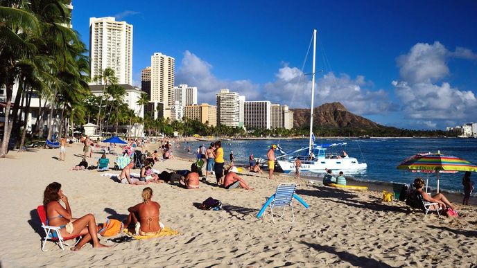 Nejslavnější havajská pláž Waikiki beach se nachází přímo na předměstí hlavního města Honolulu. Je dlouhá 2,5 kilometru a platí za oblíbené místo pro surfaře, protože zdejší podmínky jsou vhodné i pro začátečníky. Výhled zahrnuje ty správné tichomořské kulisy – palmy, vyhaslou sopku jménem Diamantová hlava a při troše štěstí soubor Havajanek tančících s věnci na krku.