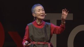 Masako Wakamijová v 81 letech přednáší o aktivním stárnutí.