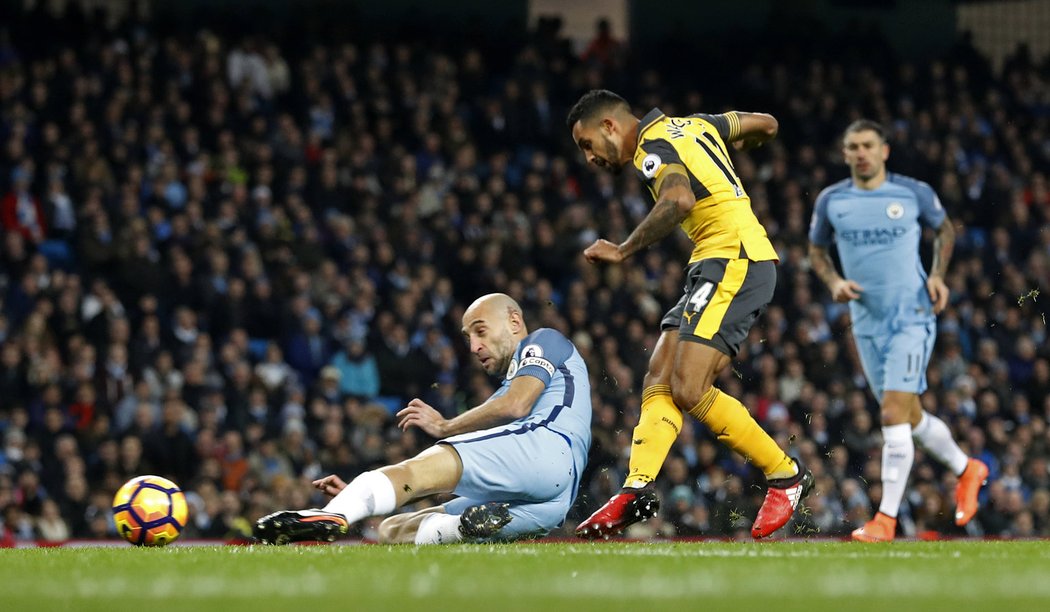 Útočník Arsenalu Theo Walcott střílí gól na půdě Manchesteru City