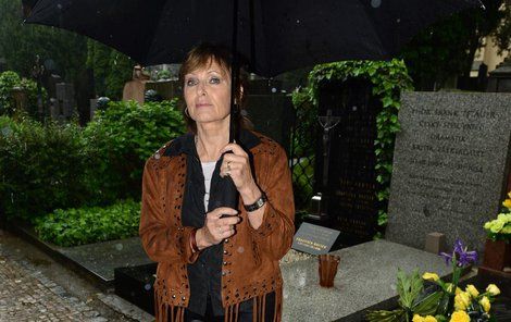Olga Matušková u hrobu manžela Waldemara Matušky