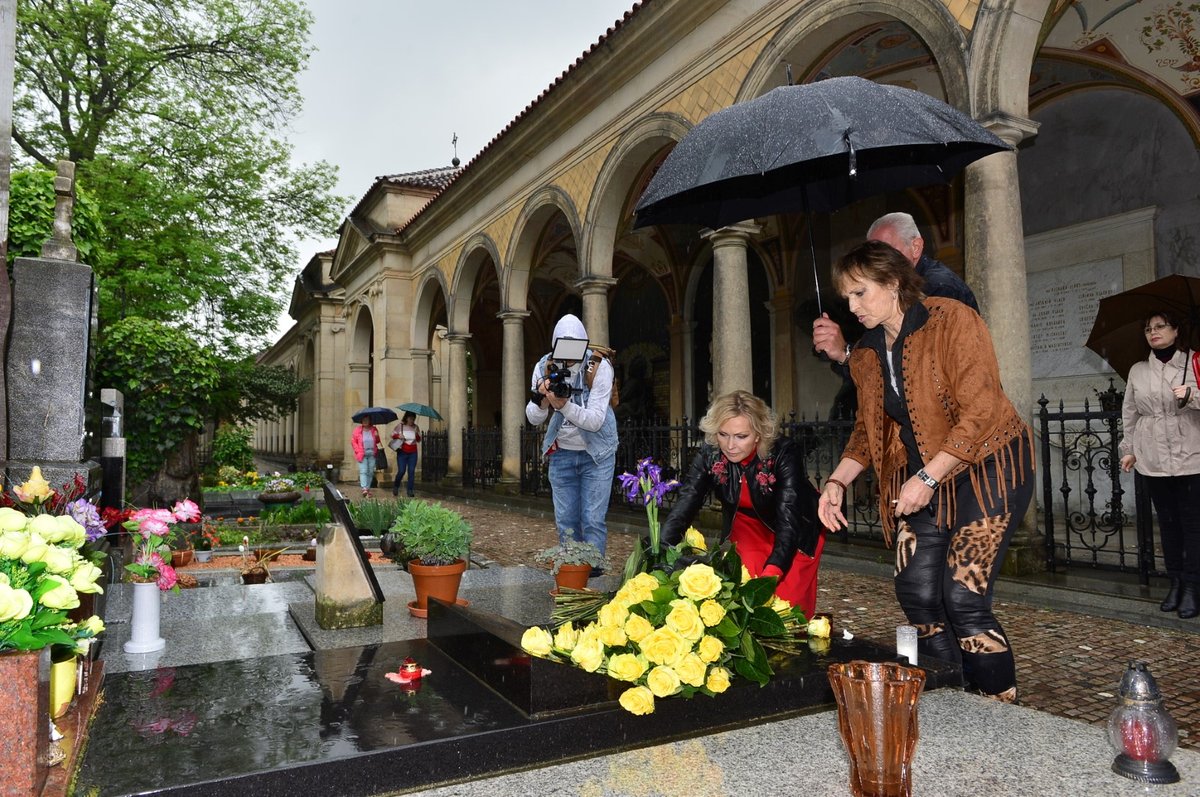 Olga Matušková u hrobu manžela Waldemara Matušky