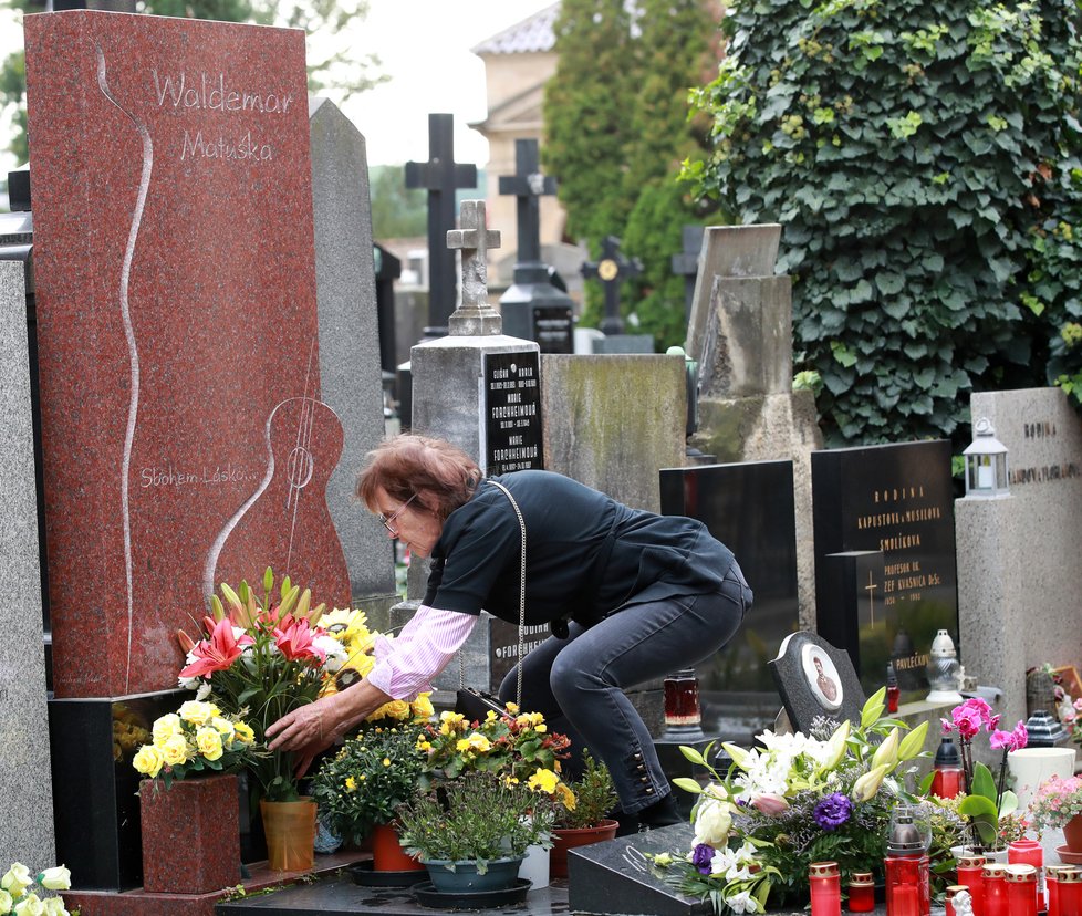 září 2022 - Olga Matušková u hrobu Waldemara Matušky