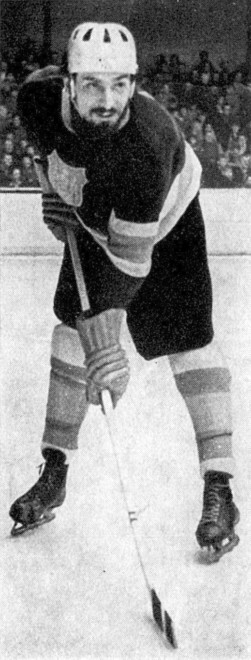 Jako hokejista v týmu umělců. Hokejka mu prý sloužila hlavně jako opora při jízdě na bruslích.