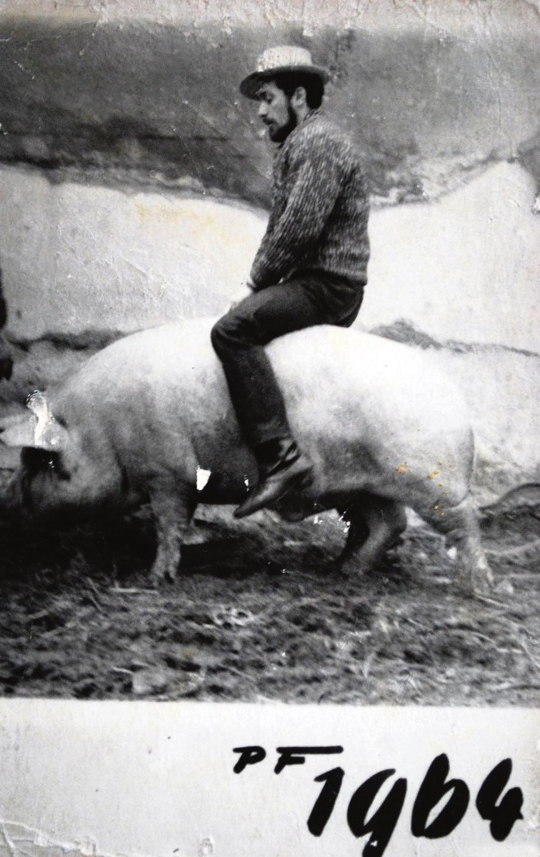 Touto luxusní jízdou zpěvák na fotce přál k Novému roku 1964