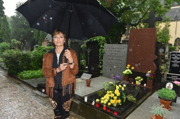 PRAHA-VYŠEHRAD, PONDĚLÍ 12:30 Promoklá Matušková u Waldova hrobu.
