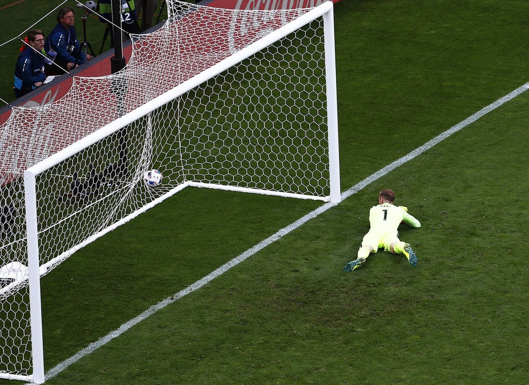 Brankář Anglie Joe Hart pustil za svá záda střelu Garetha Balea