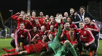 Wales slaví historický postup na EURO, Nizozemci vyhráli