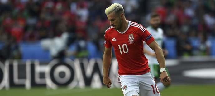 Záložník Walesu Aaron Ramsey v akci