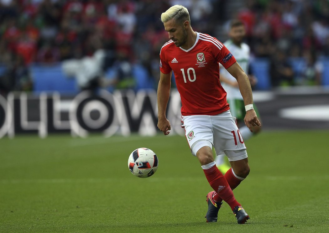 Záložník Walesu Aaron Ramsey v akci