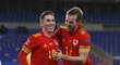 Fotbalisté Walesu oslavují vstřelenou branku v souboji s Finskem