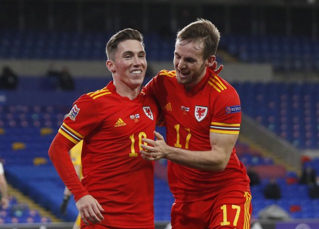 Fotbalisté Walesu oslavují vstřelenou branku v souboji s Finskem