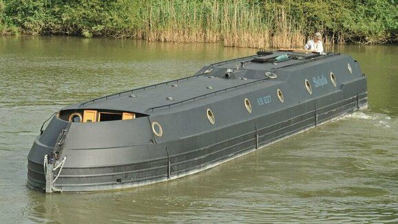 Walhalla je elegantní plovoucí chatka převlečená za ponorku Jamese Bonda 