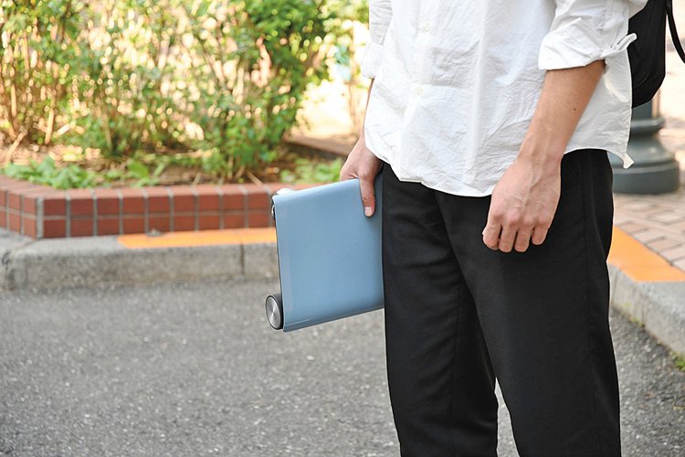 WalkCar automaticky nastartuje poté, co na něj nastoupíte. Zatáčky vybíráte díky lehkému náklonu těla