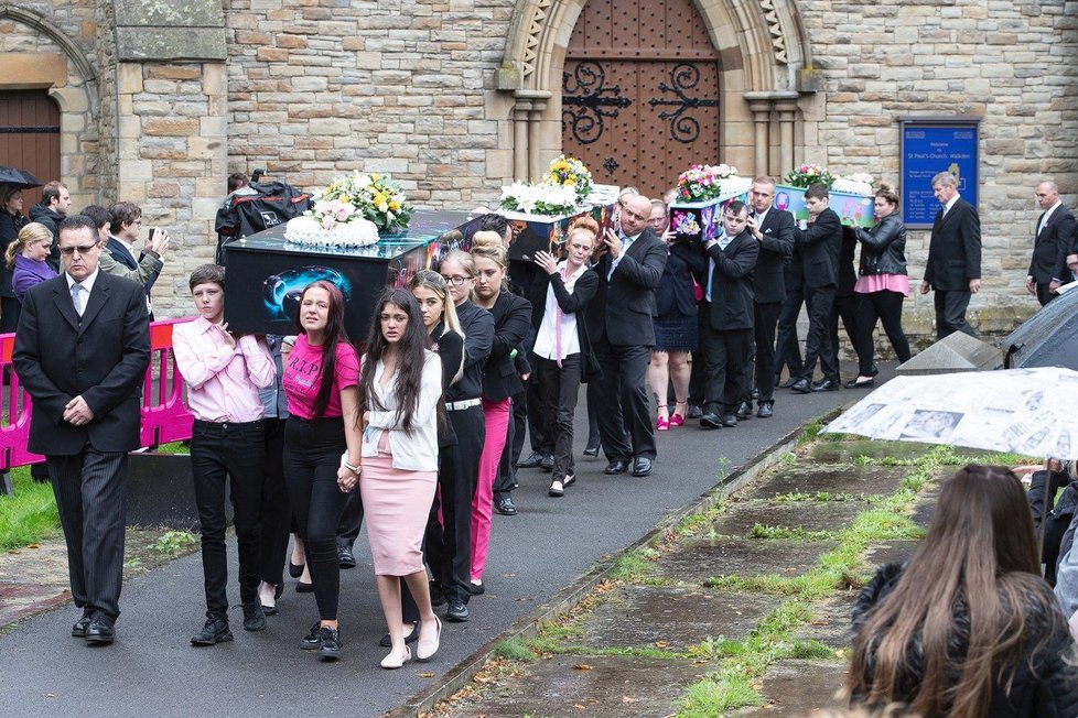 Srdcervoucí pohřeb čtyř dětí, které zahnuly při žhářském útoku: Jednou se zase všichni sejdeme.
