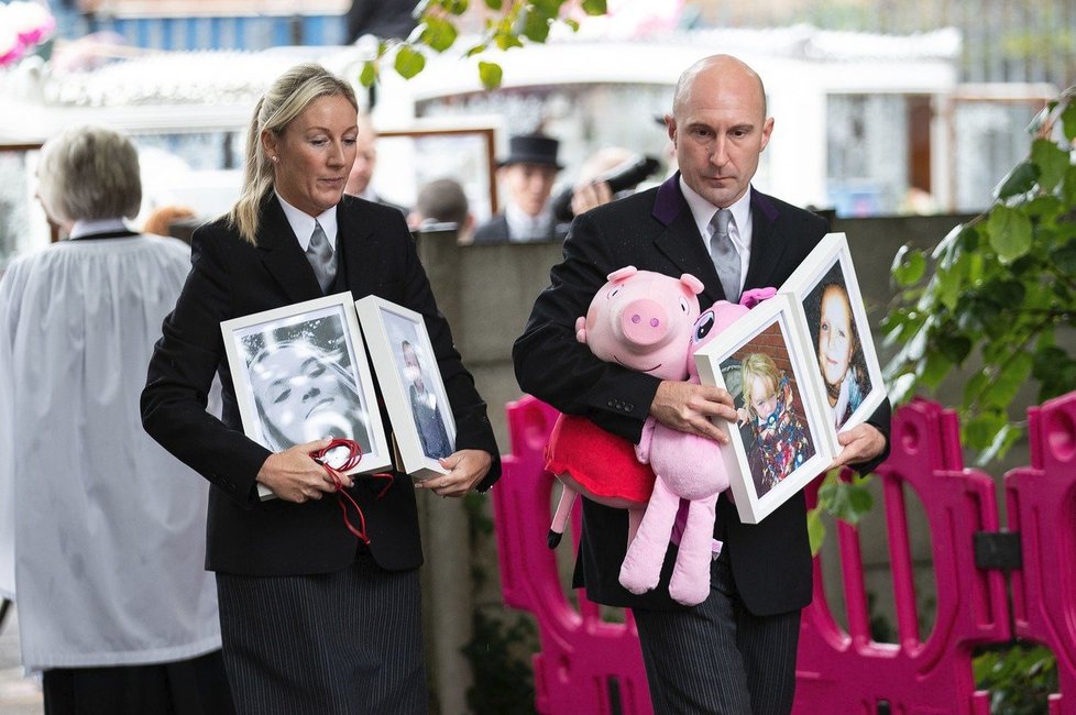 Srdcervoucí pohřeb čtyř dětí, které zahnuly při žhářském útoku: Jednou se zase všichni sejdeme.