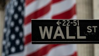 Wall Street ztratil víru v rychlé oživení ekonomiky. Dow Jones odepsal téměř sedm procent