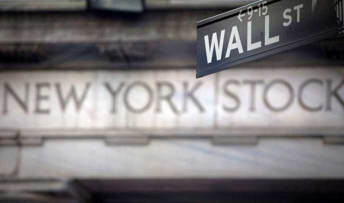 Ceny akcií by mohly v příštím roce opět padat, míní stratégové z Wall Street.