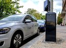 Stožár s veřejným osvětlením vybavený wallboxem pro dobíjení elektromobilů