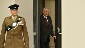 Miloš Zeman přichází na zahájení summitu.