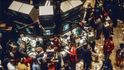 Wall Street 1994. Drobní akcionáři pomáhají růst pozdějším gigantům. Dnes na ně zbývají jen paběrky. Wall Street 1994. Drobní akcionáři pomáhají růst pozdějším gigantům. Dnes na ně zbývají jen paběrky.