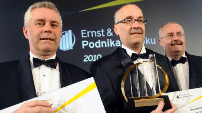 Držiteli ocenění Podnikatel roku 2010 ČR se stali bratři (zleva) Mariusz, Adam a Valdemar Walachovi ze společnosti Walmark. 