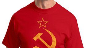 Americký řetězec Walmart prodává oblečení se znakem Sovětského svazu.