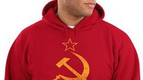 Americký řetězec Walmart prodává oblečení se znakem Sovětského svazu.