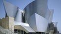 Walt Disney Concert Hall v Los Angeles od Franka Gehryho, který je Pražanům dobře znám jakou autor Tančícího domu.