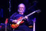 Zemřel kytarista a zpěvák Walter Becker ze skupiny Steely Dan. Bylo mu 65 let.