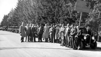 Poprvé se Walter Junior představil novinářům 28. září 1932 na Jílovišti. Poprvé se Walter Junior představil novinářům 28. září 1932 na Jílovišti.
