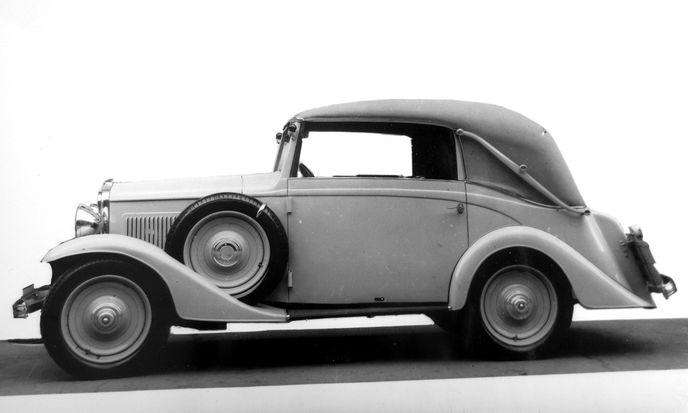 Kabriolet Walter Junior s karoserií Sodomka. Tyto kabriolety prodávala továrna Walter za 34 500 Kč. Kabriolet Walter Junior s karoserií Sodomka. Tyto kabriolety prodávala továrna Walter za 34 500 Kč.