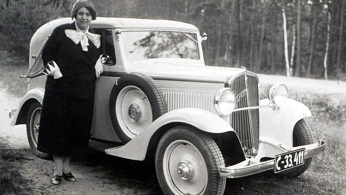 V roce 1934 se začala vyrábět modernizovaná verze s novou maskou chladiče a lehce zešikmeným čelním oknem. V roce 1934 se začala vyrábět modernizovaná verze s novou maskou chladiče a lehce zešikmeným čelním oknem.