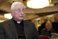 Augsburský biskup podezřelý i ze zneužívání