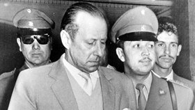Nacistický vrah Walther Rauff (uprostřed) byl po válce agentem západoněmecké tajné služby