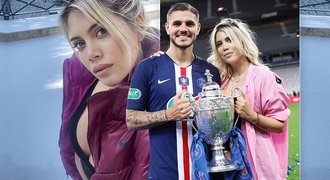 Sexy manželka slavného fotbalisty se svlékla na sněhu: Ani mráz ji nezastaví! Sexy manželka slavného fotbalisty se svlékla na sněhu: Ani mráz ji nezastaví!