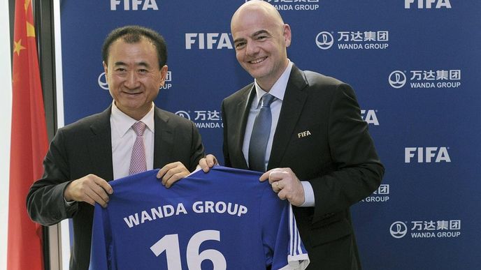 Wang Ťien-lin (vlevo) a Gianni Infantino při podpisu smlouvy.