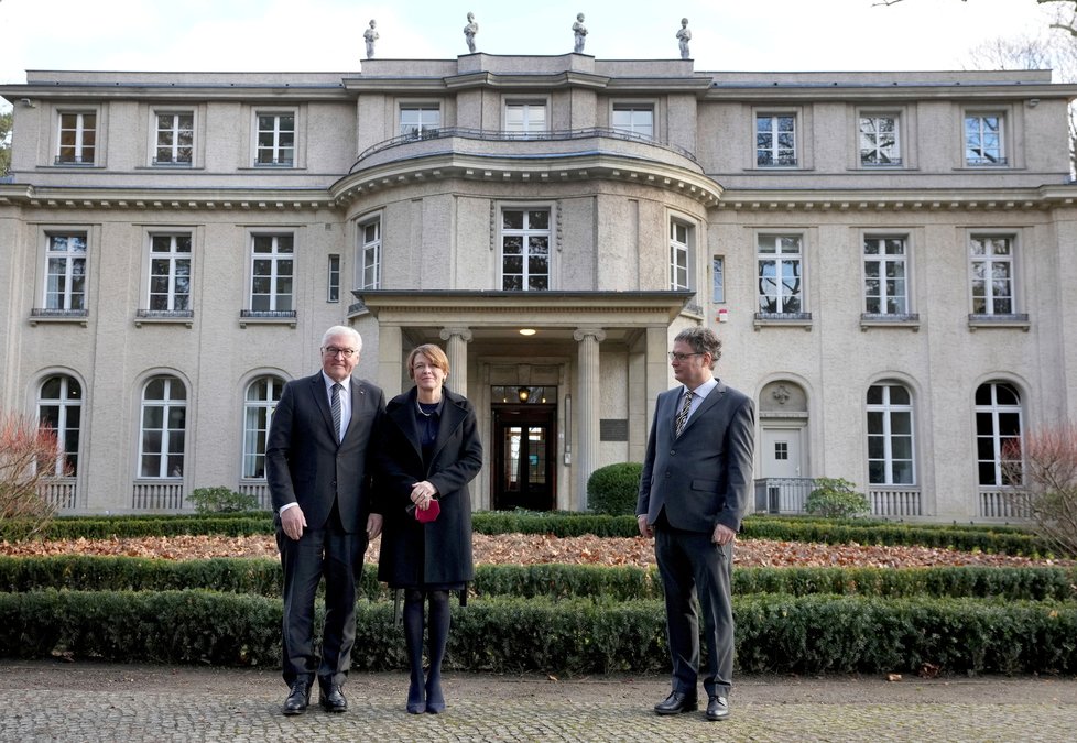 Německý prezident Steinmeier na místě konference ve Wanssee, kde nacisté v roce 1942 řešili vyhlazení Židů. Vedle něj první dáma Elke (18. 1. 2022)