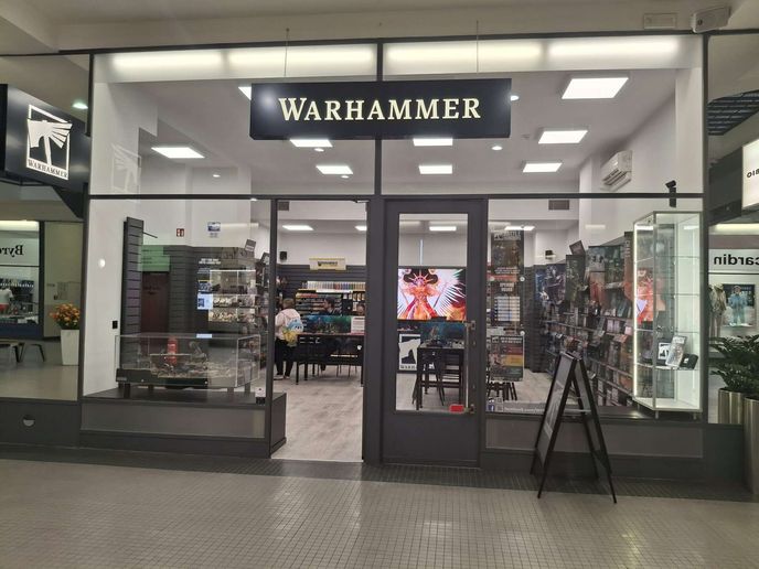 V pasáži Černá růže v ulici Na Příkopě letos otevřela první prodejna Warhammer. V pasáži Černá růže v ulici Na Příkopě letos otevřela první prodejna Warhammer.