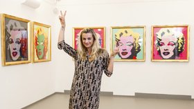 Portréty Marilyn Monroe, Mao Ce-tunga či Micka Jaggera, legendární Kráva vytištěná na tapetovém papíře... I takové poklady z dílny fenomenálního umělce Andyho Warhola teď můžete vidět v Praze!