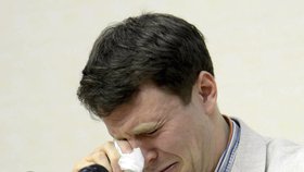 Otto Warmbier odjel do KLDR na prázdniny, byl tam zatčen a odsouzen. Na následky věznění zemřel.