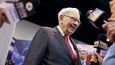 Warren Buffett je průkopníkem iniciativy „The Giving Pledge", díky které se více než 200 lidí zavázalo věnovat alespoň polovinu svého majetku na dobročinné účely.