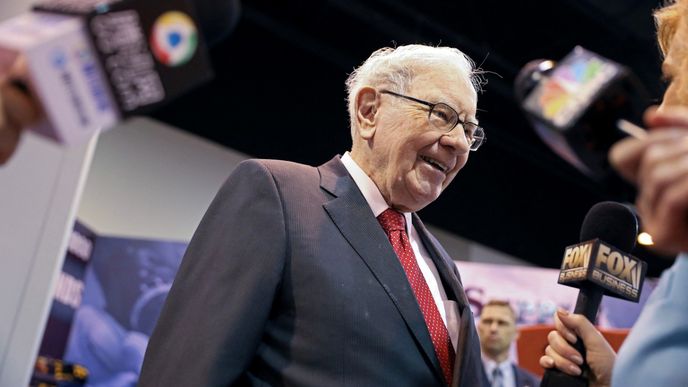 Miliardář Warren Buffett smí nakoupit až polovinu akcií americké ropné společnosti Occidental Petroleum, rozhodli regulátoři. 