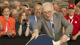 V roce 2010 si Buffett zahrál stolní tenis s obří pálkou.