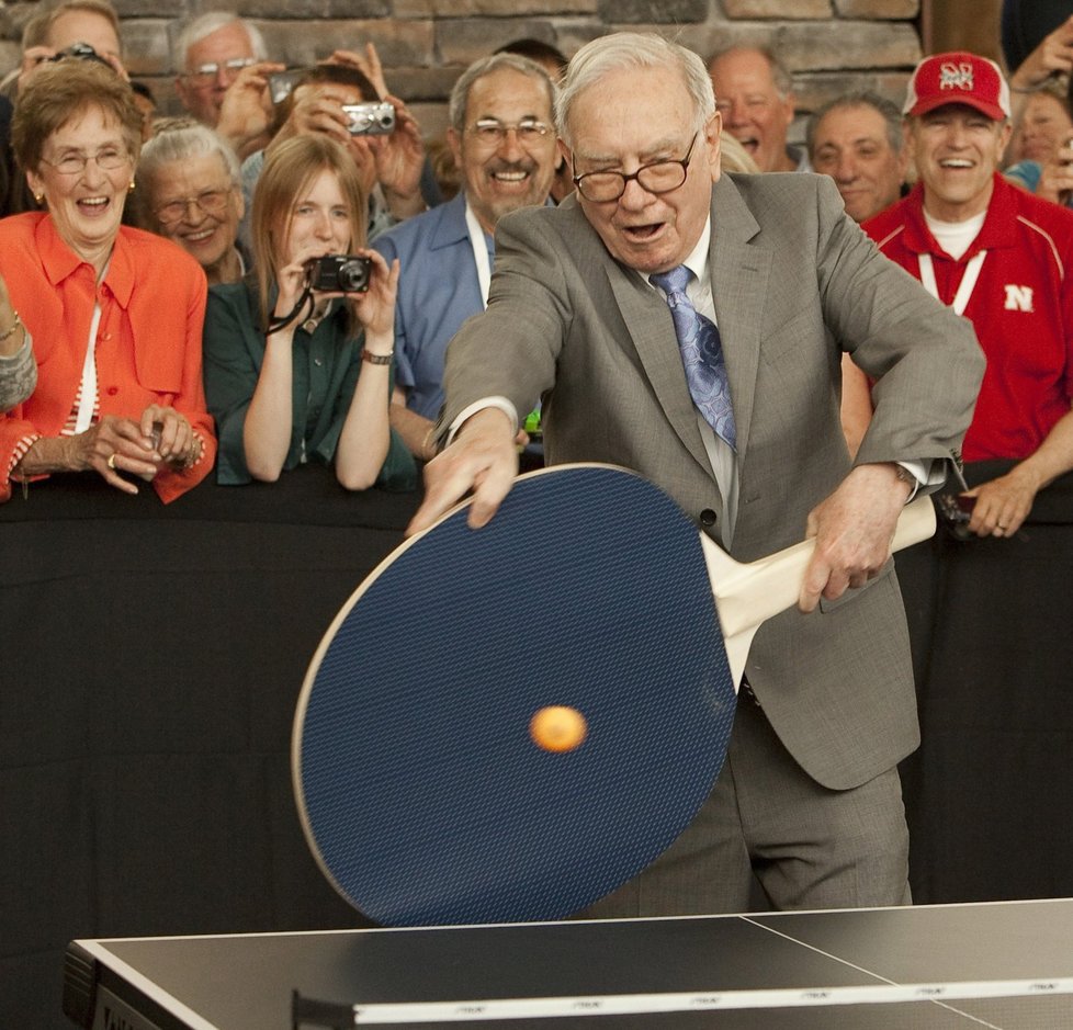 V roce 2010 si Buffett zahrál stolní tenis s obří pálkou.