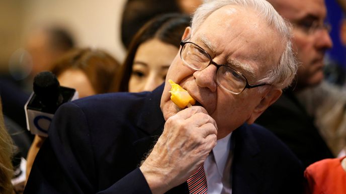 Investor Warren Buffett patří mezi nejbohatší lidi v USA. Jeho jmění přesahuje sto miliard dolarů.