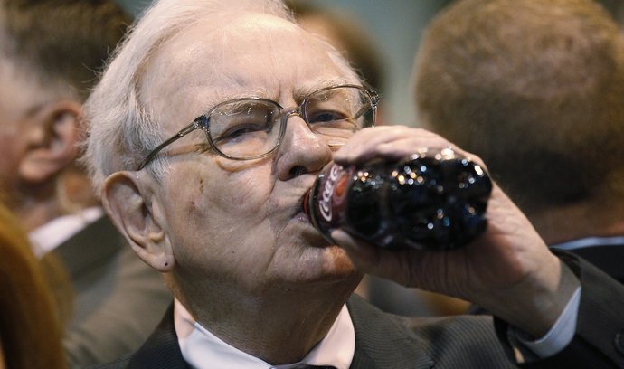 Warren Buffett se svým oblíbený nápojem Coca-Cola.