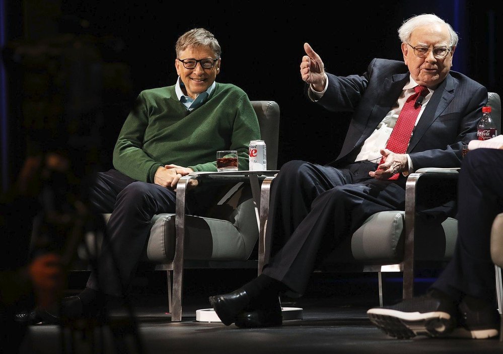 Warren Buffett a Bill Gates na jednom pódiu